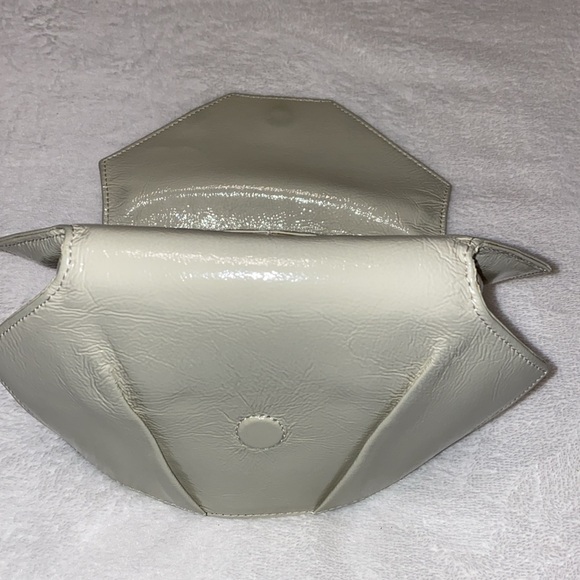 HOBO Cream Patent Leather Handheld Envelope Clutch EUC - Picture 11 of 15
